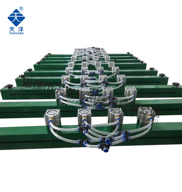 35個X25mm氣動打孔機(jī) 35個X25mm氣動打孔機(jī)