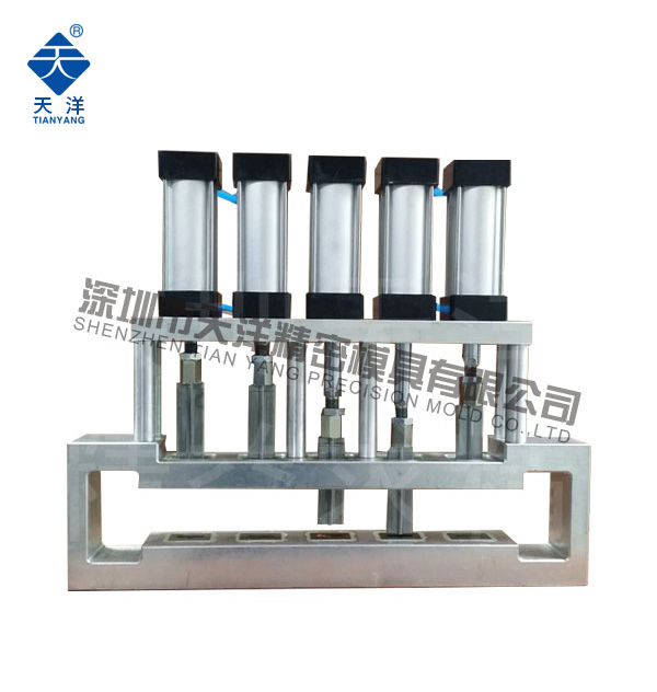 12個(gè)X5.5mm氣動(dòng)打孔機(jī) 